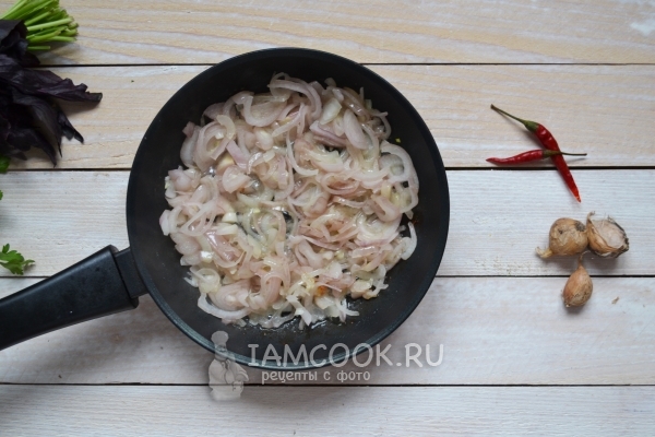 Обжарить лук