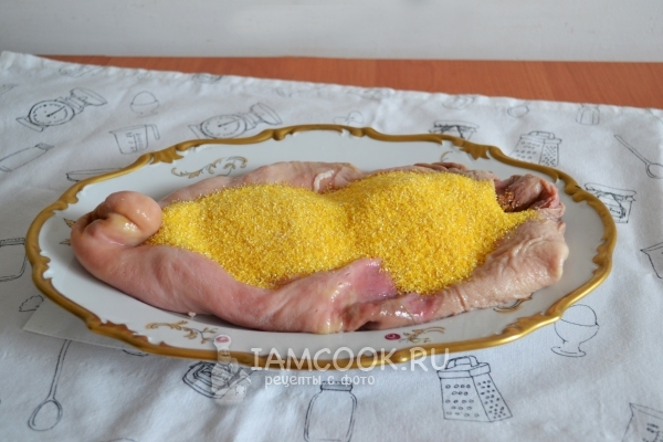 Всыпать кукурузную крупу