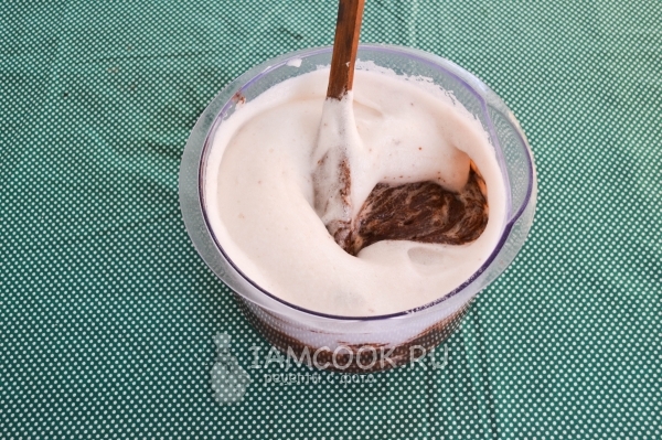 Ввести белки в тесто