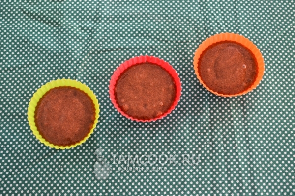 Перелить тесто в формочки