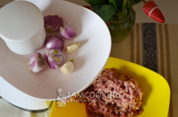 Добавить лук и чеснок