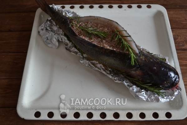 Положить веточки розмарина