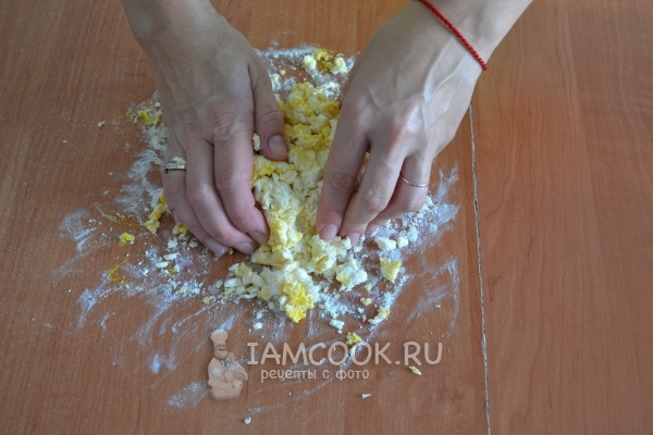 Добавить желтки и воду