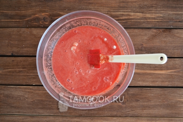 Размешать крахмал с томатным соком