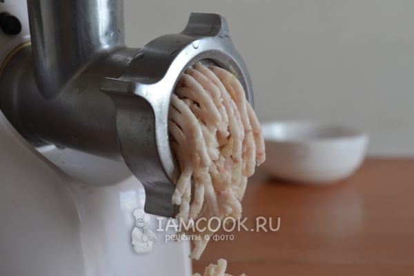 Перекрутить на мясорубке сало