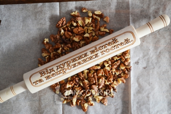 Измельчить орехи скалкой