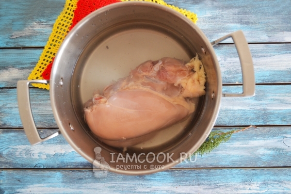 Положить мясо в кастрюлю с водой