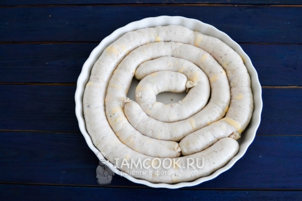 Выложить колбасу в форму