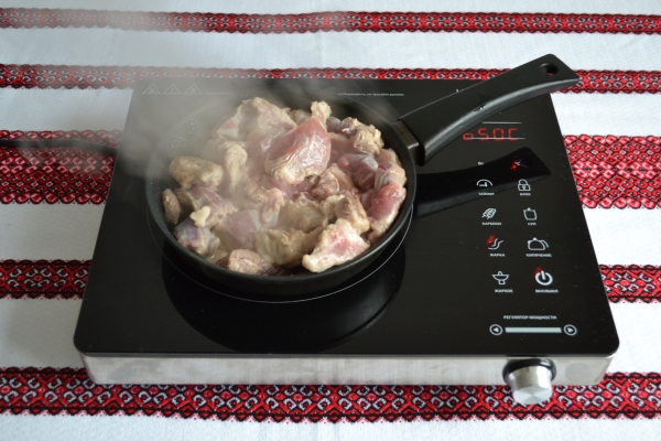Обжарить мясо