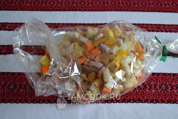 Положить в рукав овощи