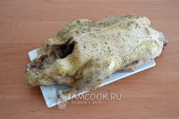 Натереть утку специями