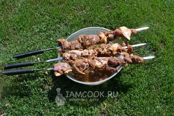 Нанизать мясо на шампуры