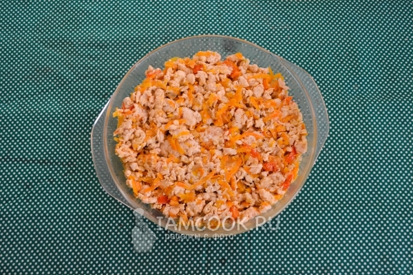 Выложить на картофель фарш с овощами