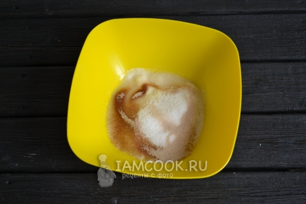 Соединить манку, сахар и корицу