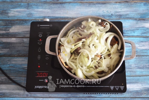 Положить к ребрам лук