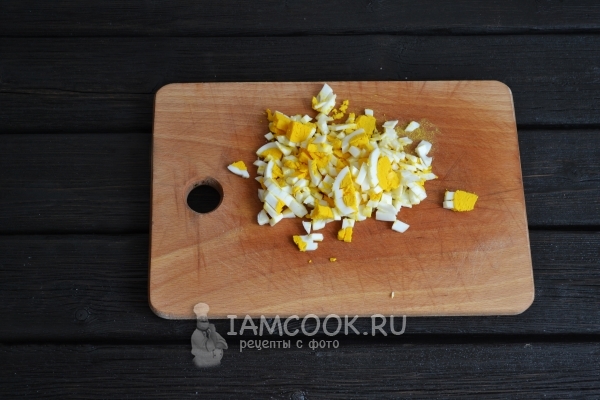 Порезать яйца