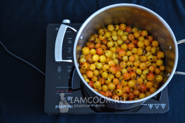 Поставить яблоки на плиту