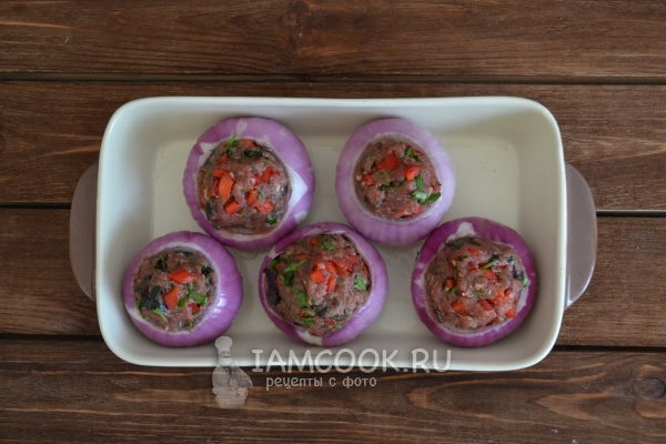 Положить фаршированные луковицы в форму