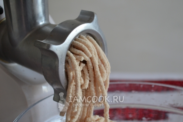 Измельчить мясо на мясорубке