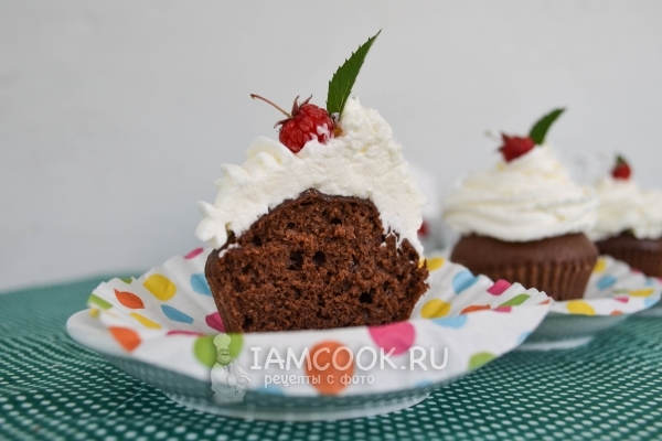 Готовые шоколадные кексы в силиконовых формочках