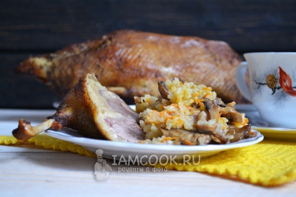 Утка, фаршированная рисом и грибами