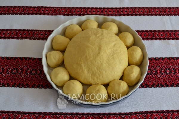 Выложили тесто в форму