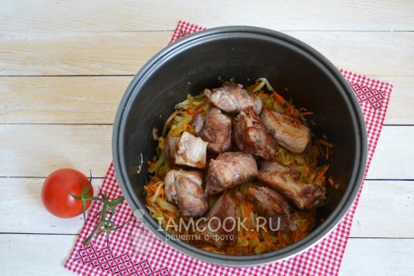 Положить к овощам мясо