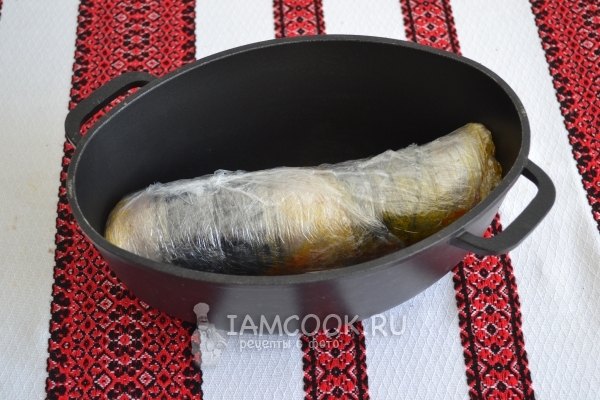 Положить рыбу в кастрюлю