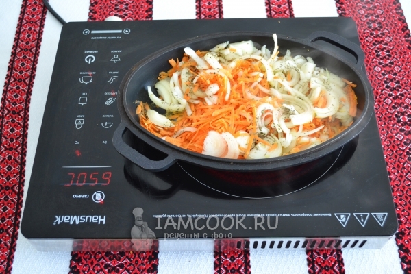 Обжарить лук с морковью