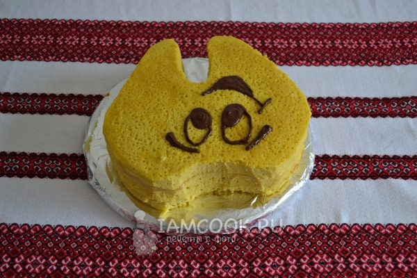 Нарисовать шоколадом глаза и рот