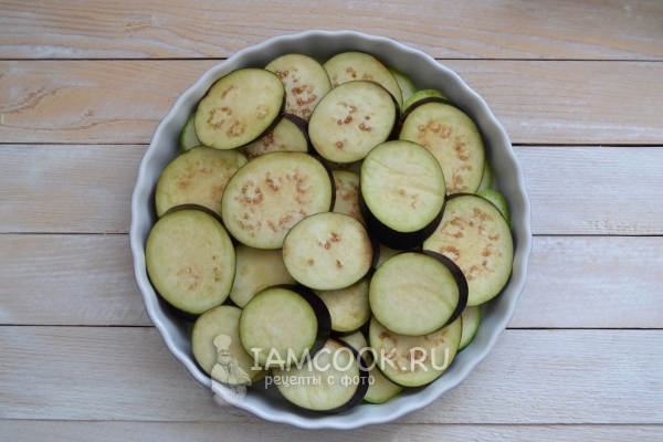 Положить на кабачки баклажаны