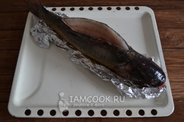 Положить рыбу на фольгу