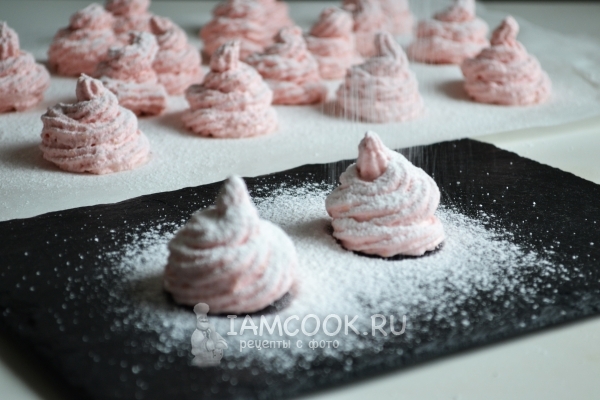 Посыпать сахарной пудрой