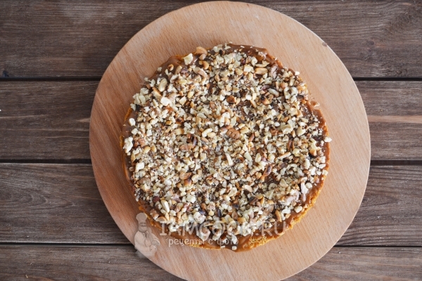 Посыпать орехами