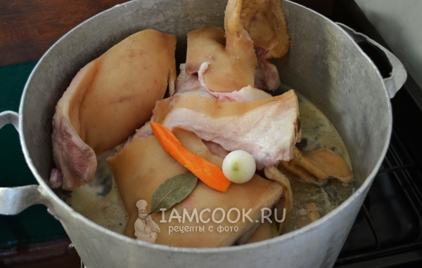 Положить мясо, овощи и лавровый лист в воду