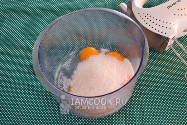 Соединить желтки с сахаром