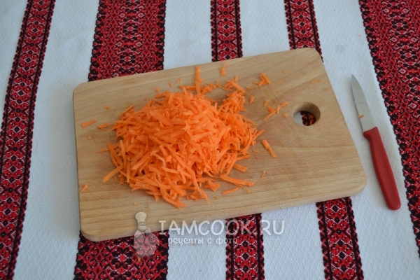 Натереть морковь