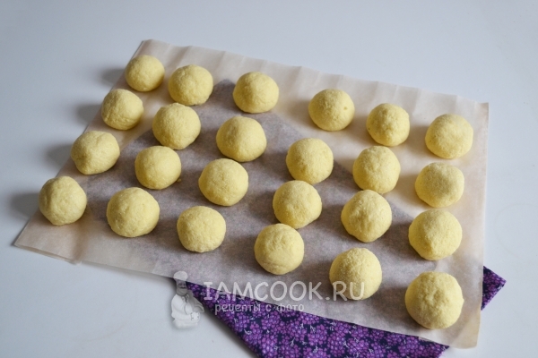 Выложить шарики из теста на пергамент