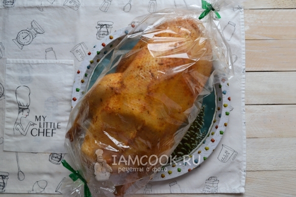 Положить гуся в рукав для запекания