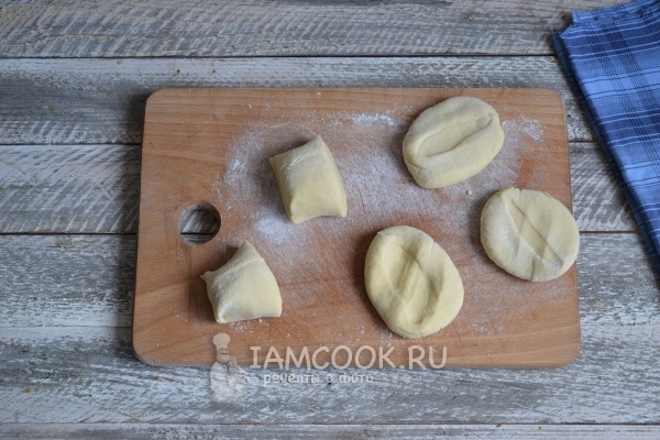 Порезать тесто на кусочки