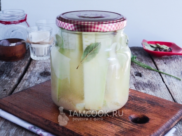 Закрыть банку крышкой