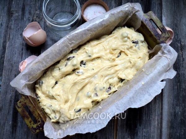 Переложить тесто в форму