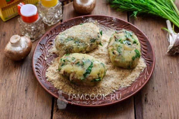 Обвалять котлеты в сухарях