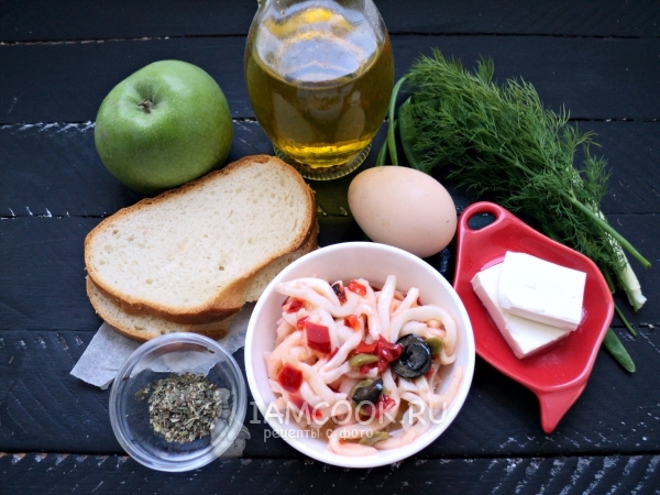 Ингредиенты для бутерброда с маринованным кальмаром и яйцом
