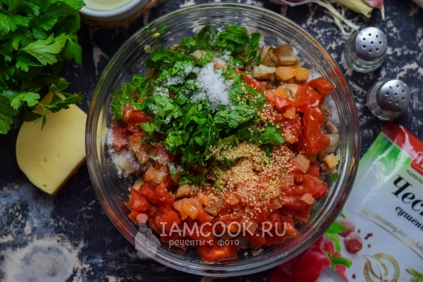 Всыпать соль, перец и чеснок