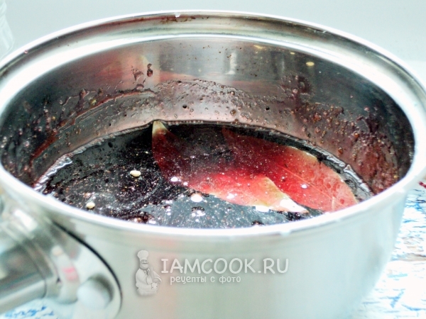 Размешать специи с винным сиропом