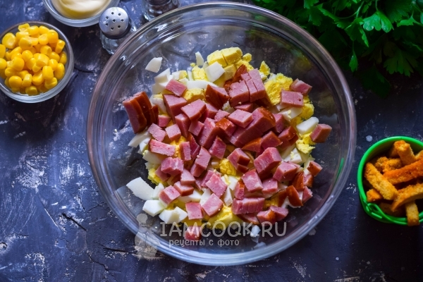 Положить колбасу