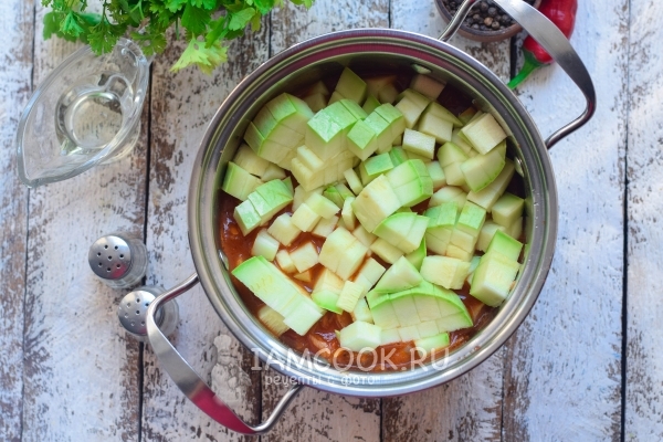 Положить кабачок