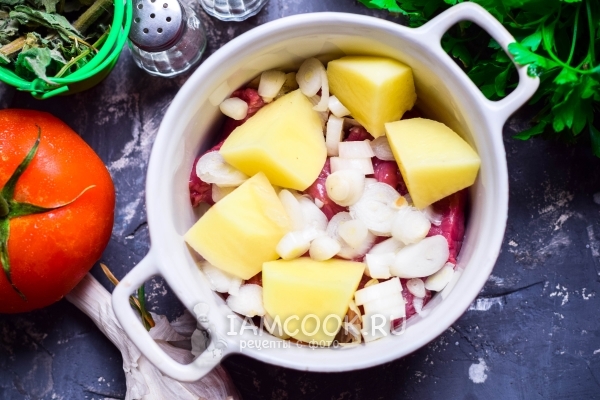 Положить на мясо лук и картофель