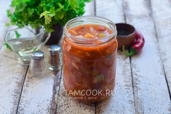 Положить салат в банку